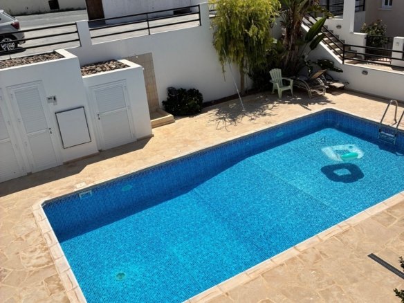 2 bedroom Townhouse with a communal pool in Konia paphos