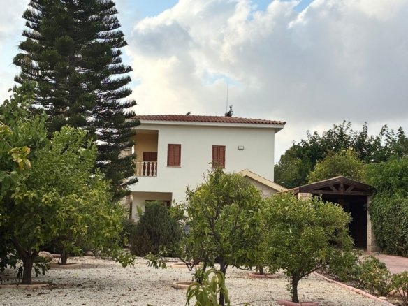 **Beautiful 5-Bedroom Villa in Konia – Spacious Plot with Private Pool, Parking & Mature Gardens **