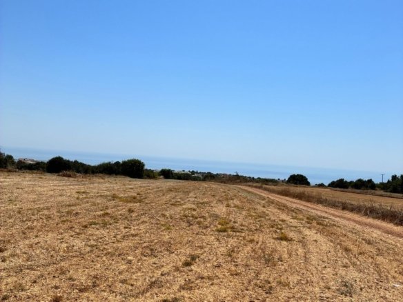 Large plot of residentual LAnd in Tala tremeithousa paphos