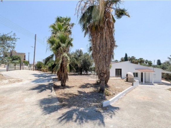 4 Bedroom Bungalow in Anarita paphos with large plot