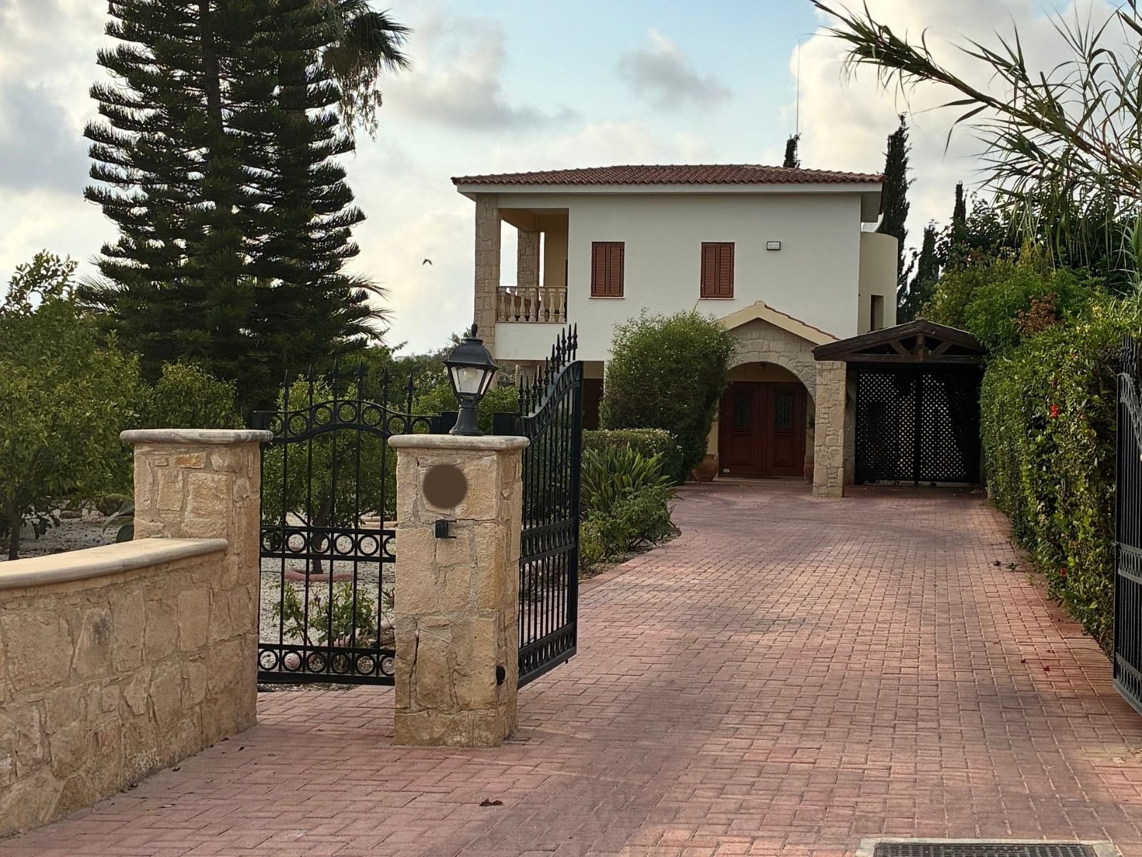 5 Bedroom Detached house on a generous size plot in koniA 5 Bedroom Detached house on a generous size plot in koniA