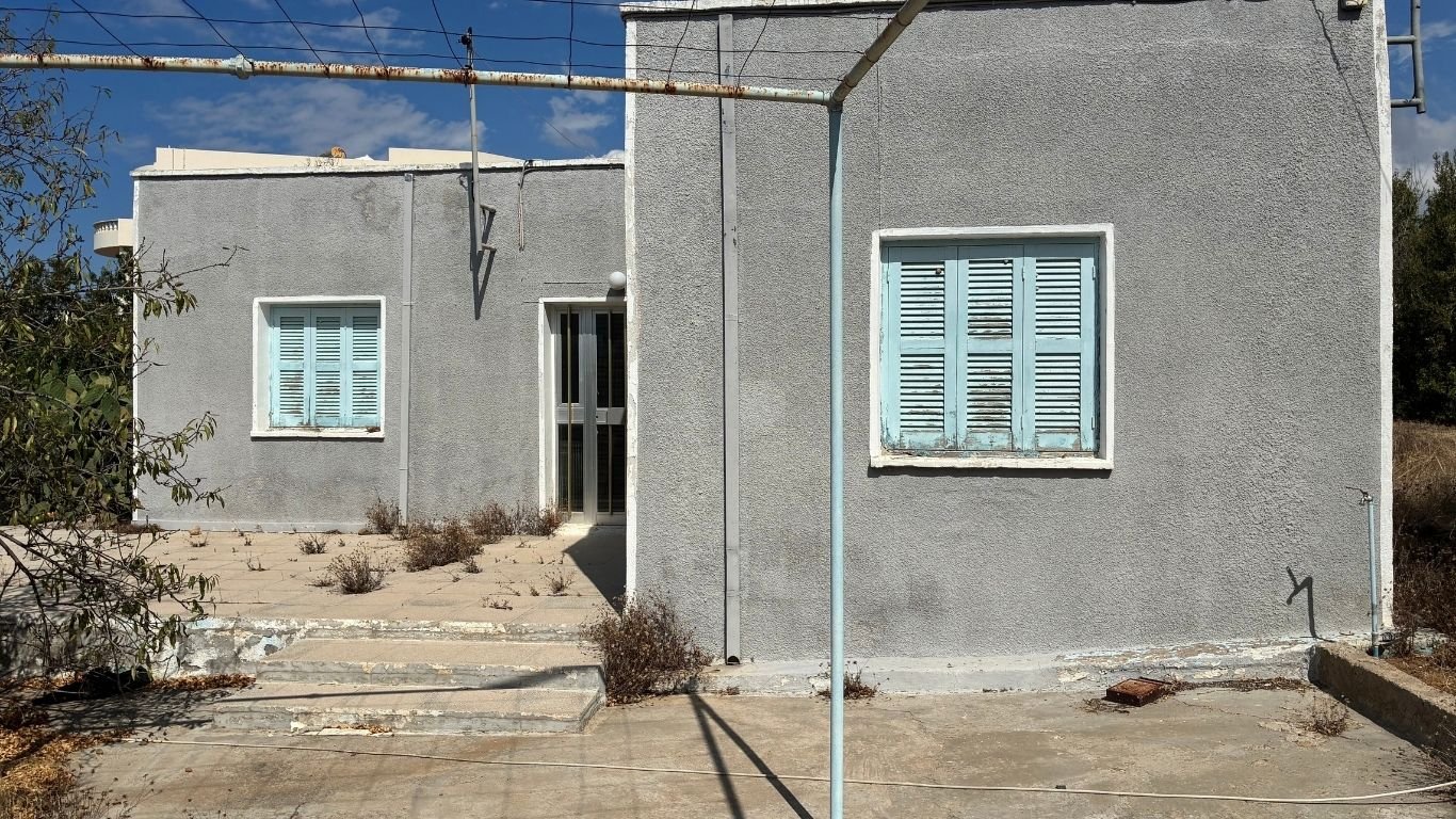 12 Bedroom Cypriot Bungalow on a Large plot in Konia, Paphos 2 bedroom Cypriot Bungalow on a large Plot in Konia, Paphos