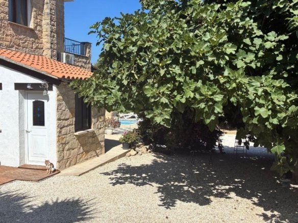 3 Bedroom Villa on a Large plot in Polemi , Paphos