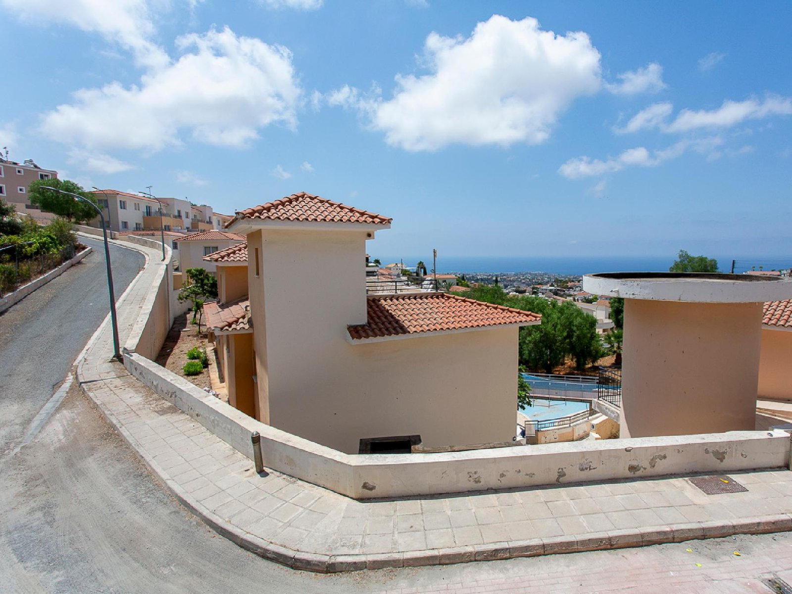 Apartament z 2 sypialniami i 2 łazienkami w Peyia, Pafos — zdjęcie 1