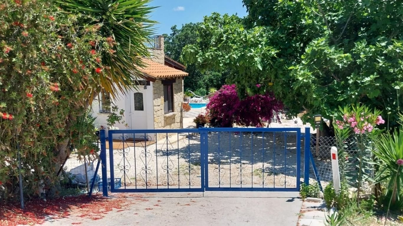 v 3 Bedroom Villa on a Large plot in Polemi , Paphos
