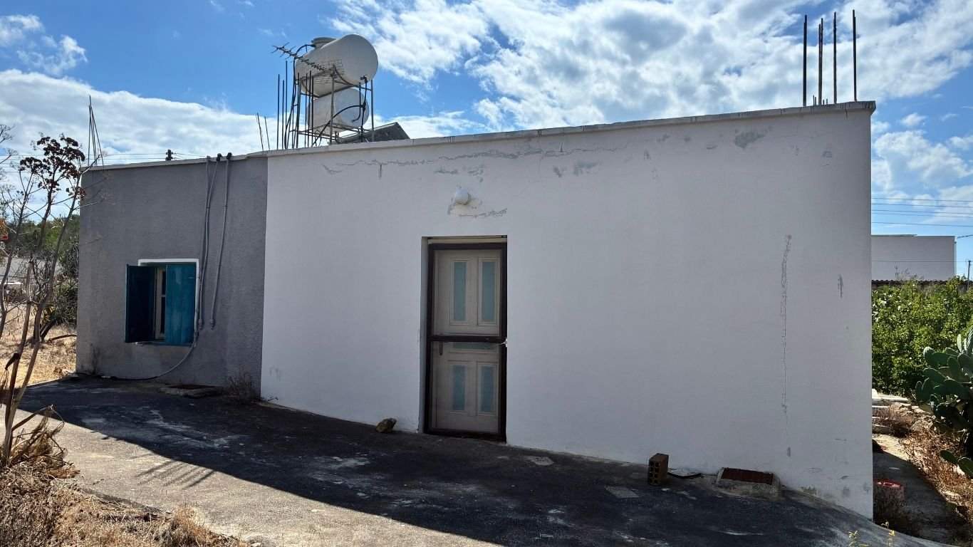 2 Bedroom Cypriot Bungalow on a Large plot in Konia, Paphos 2 Bedroom Cypriot Bungalow on a Large plot in Konia, Paphos