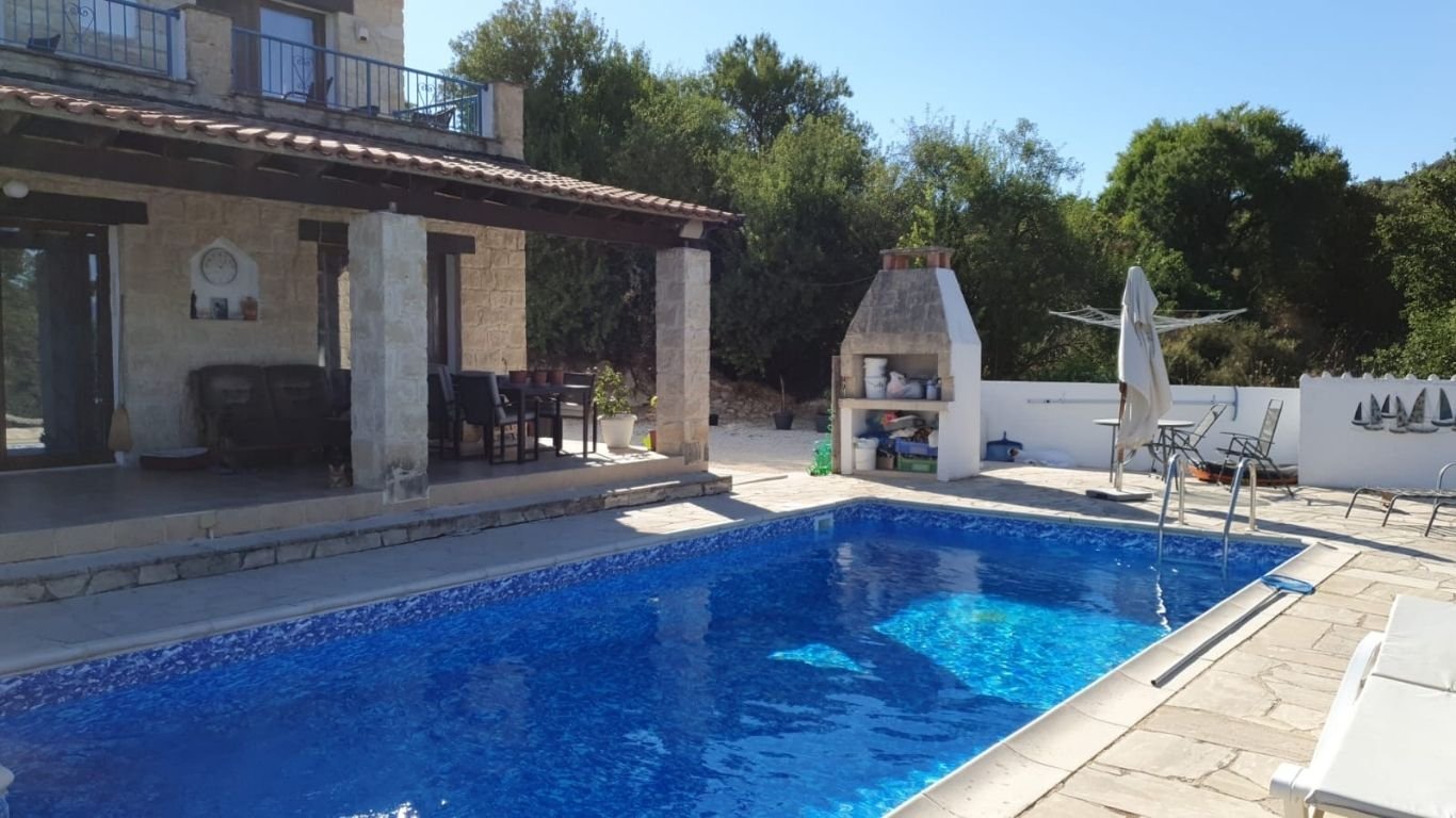 4 3 Bedroom Villa on a Large plot in Polemi , Paphos