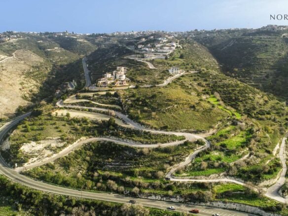 Land in Tsada